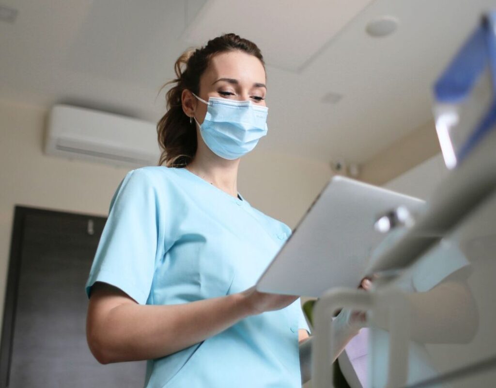 Krankenpflegerin mit Maske