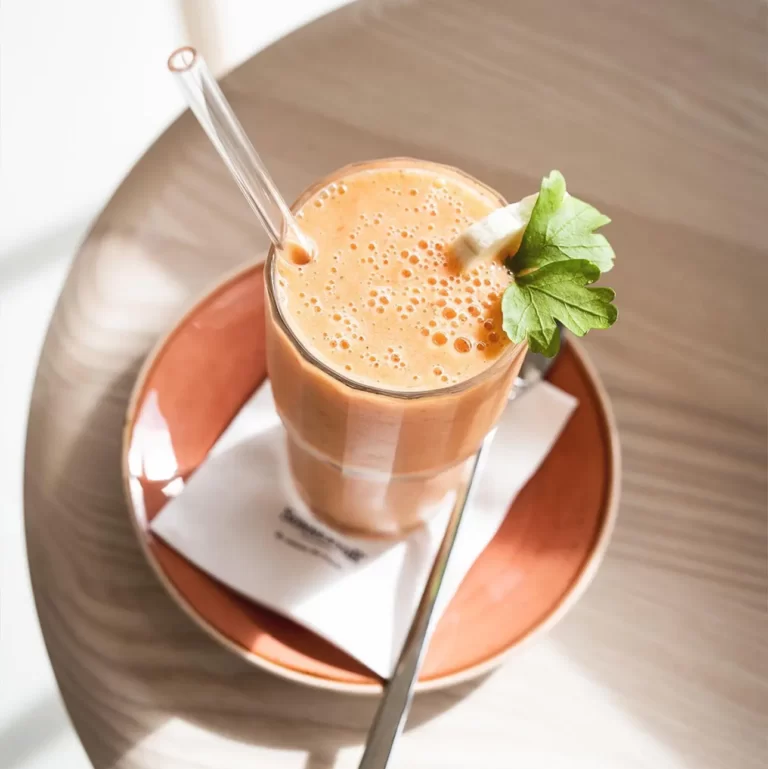 Gemüsedrink auf schönem Gedeck mit Strohhalm