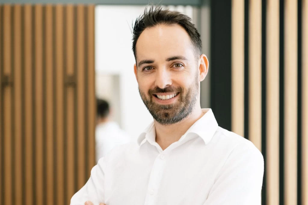 Arzt für Allgemeinmedizin Dr. Dr. Michael Arvanitakis ist als Portrait im Bild zu sehen.