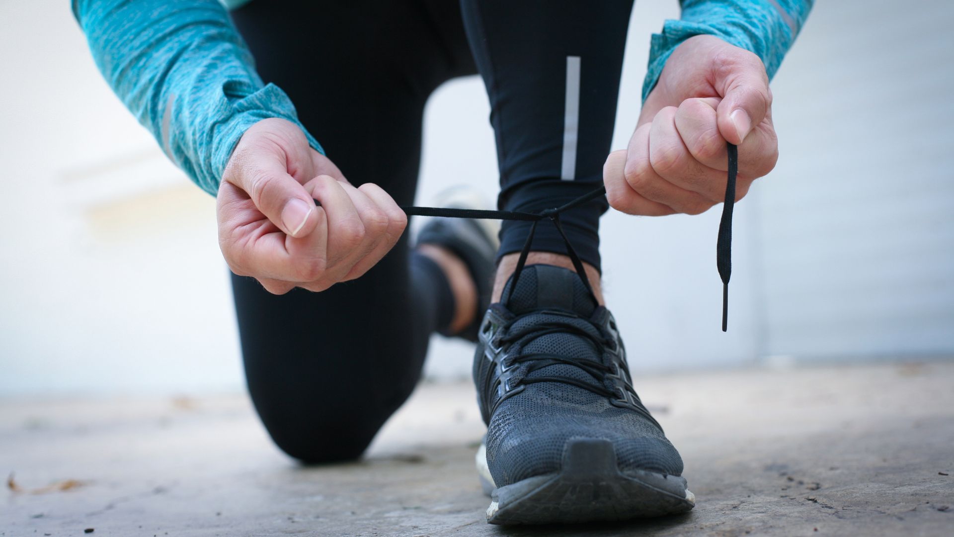 Ein Mann bindet sich die Laufschuhe
