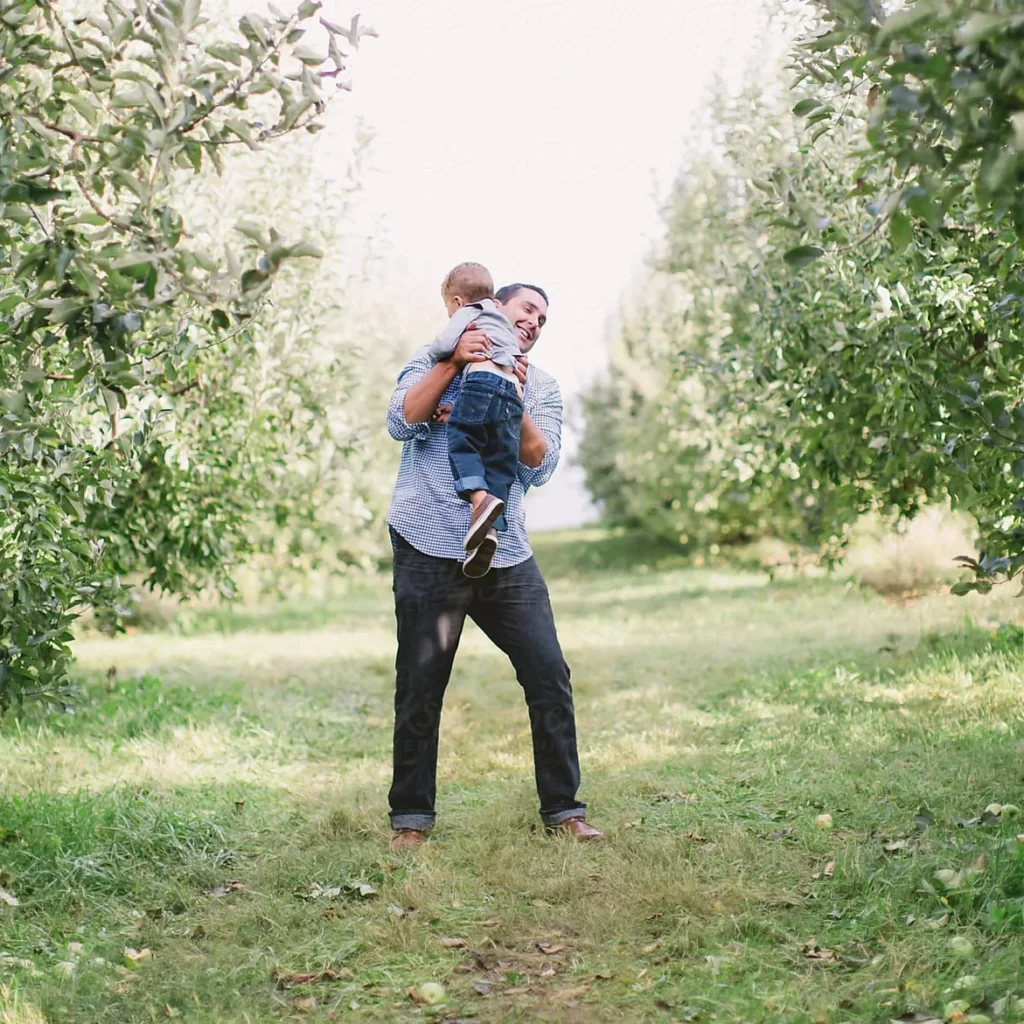 Vater mit Kind in der Natur