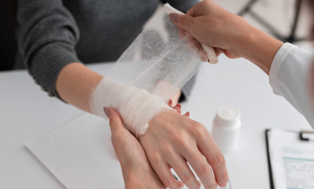 Ärztin legt einen Verband an