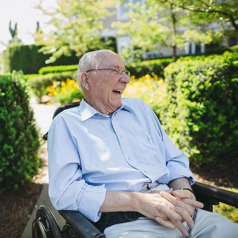 Pensionist im Garten